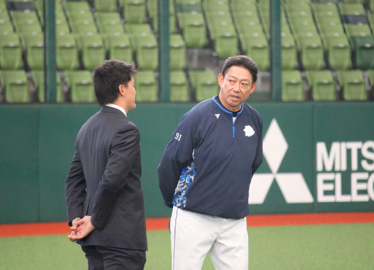 10月27日、戦力外通告を受け鳥越ヘッドコーチにあいさつする西武元山飛優