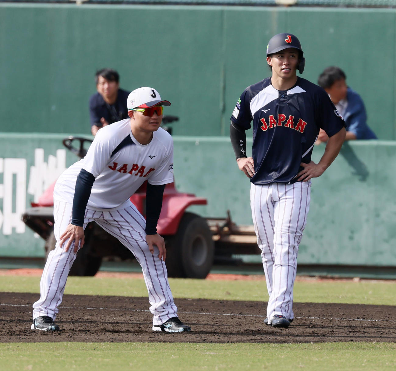 7日、走塁練習中に野村（右）と話す森下