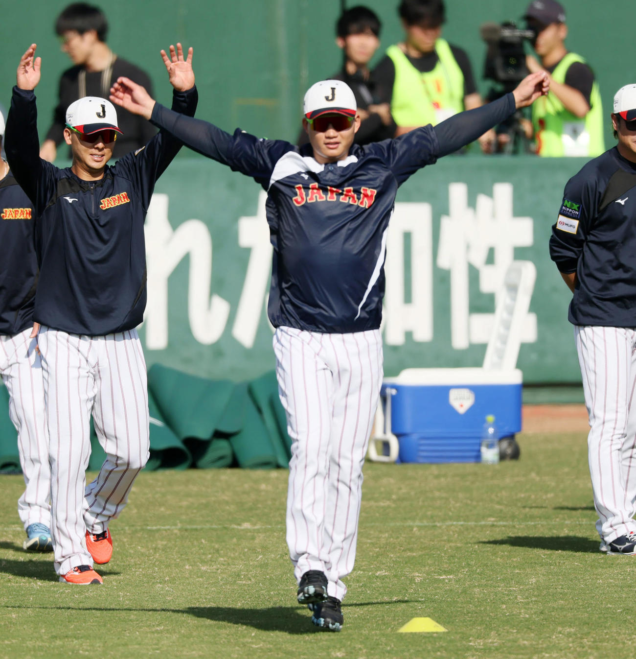 手を広げ身体を動かす森下（2025年11月7日撮影）