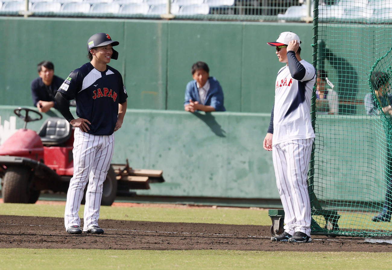 7日、走塁練習中の野村（左）と話す森下（撮影・加藤哉）
