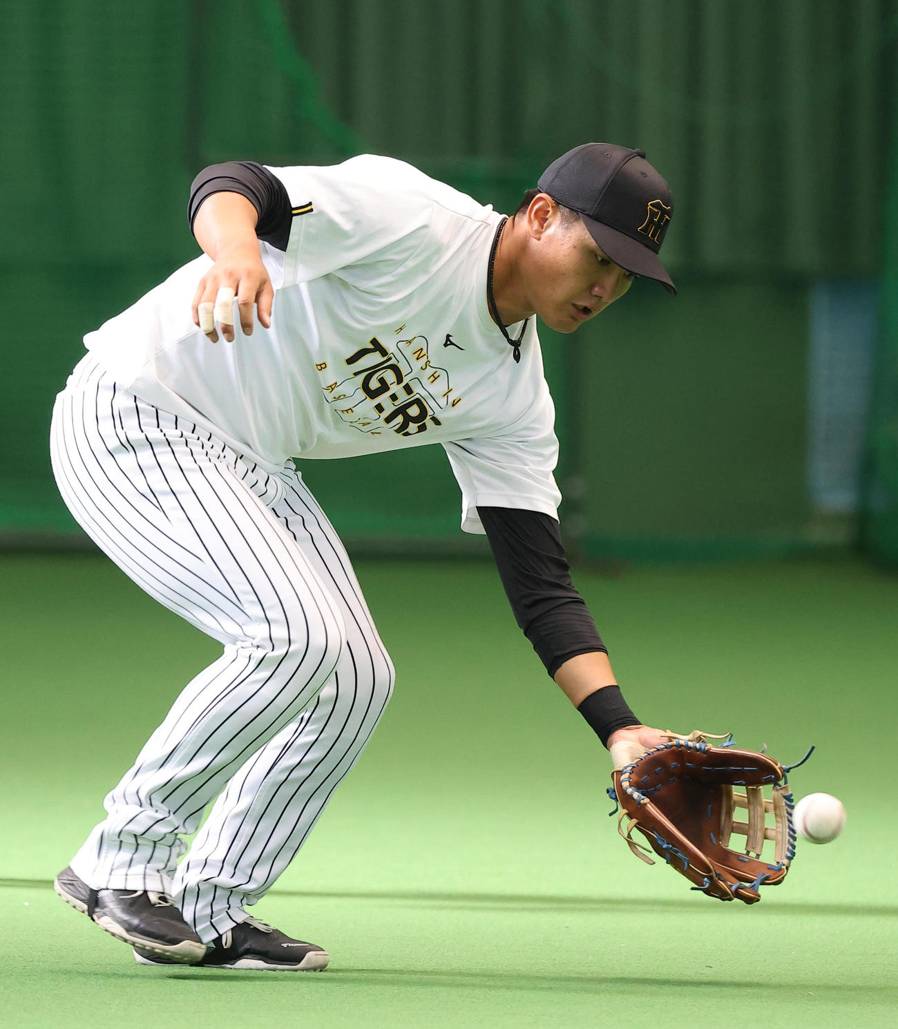 外野守備練習をする西純（撮影・上田博志）