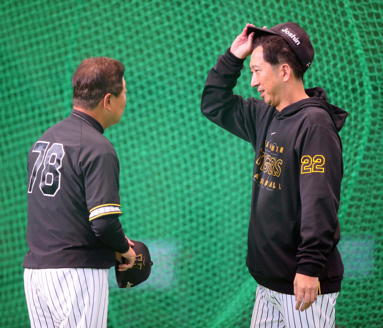 帰阪する平田2軍監督（左）は藤川監督にあいさつする（撮影・上山淳一）