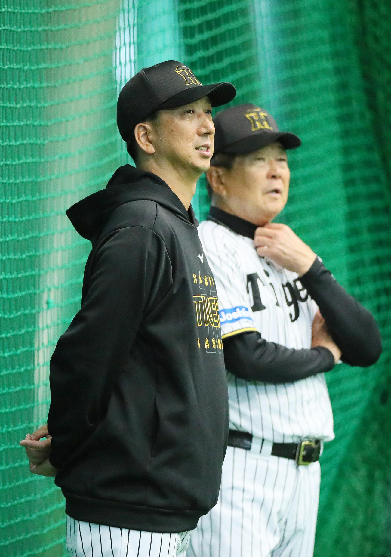 室内練習を見守る阪神藤川監督（手前）と平田2軍監督（撮影・上山淳一）
