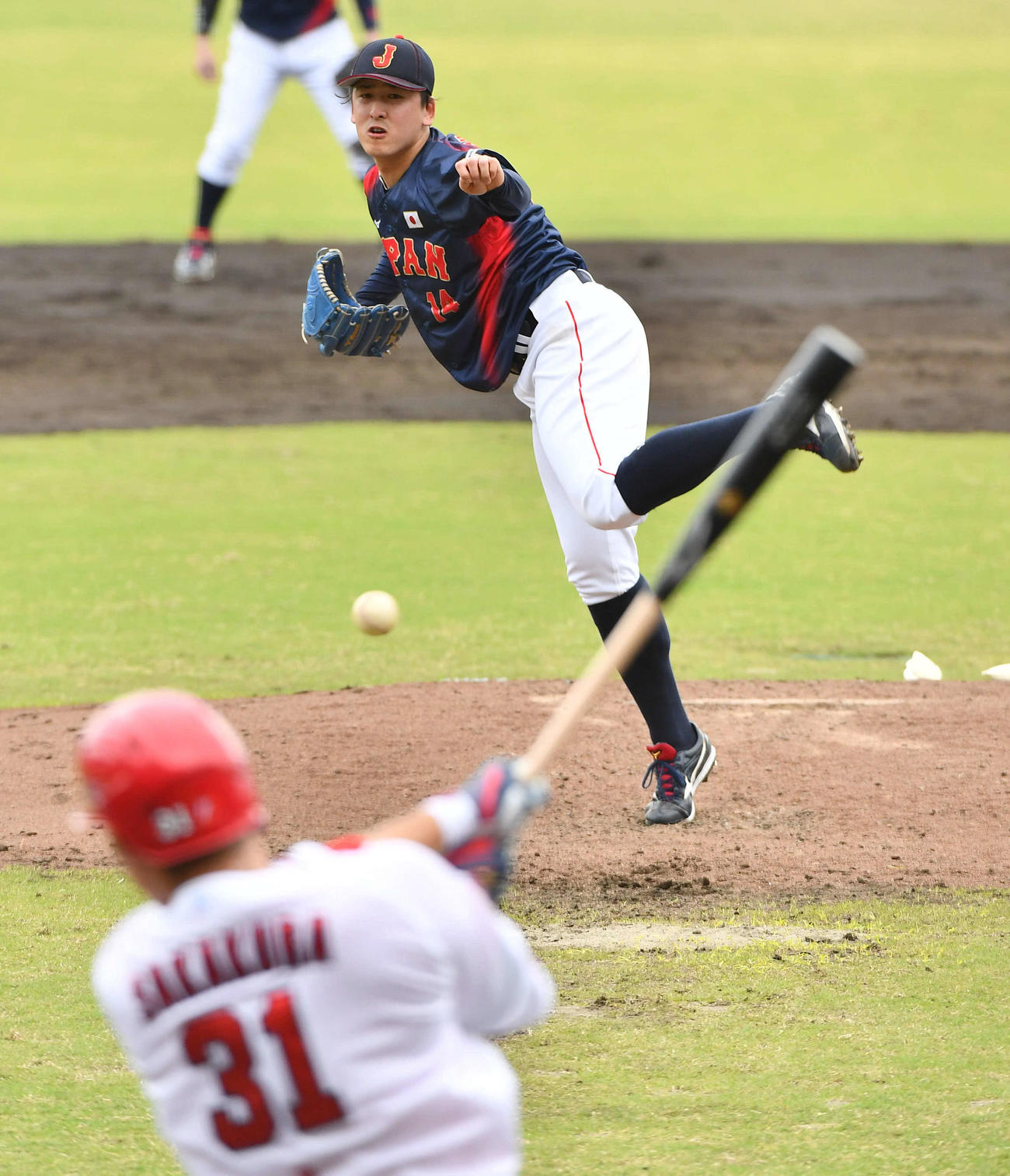 日本対広島　4回裏広島2死満塁、坂倉（手前）に逆転の中前2点適時打を打たれた隅田（撮影・岩下翔太）
