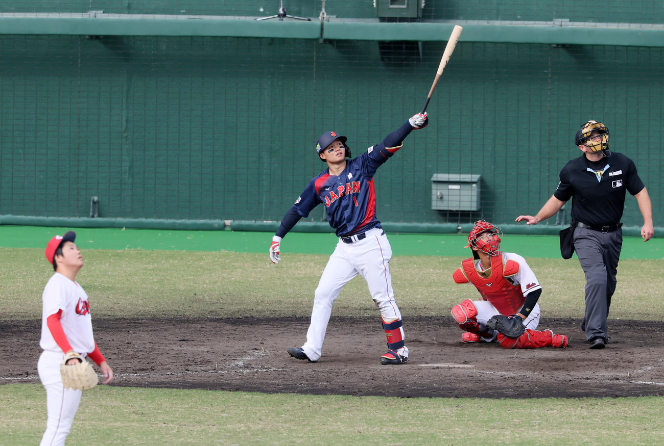 日本対広島　5回表日本2死二塁、森下は左越え2点本塁打を放つ。投手高（撮影・加藤哉）