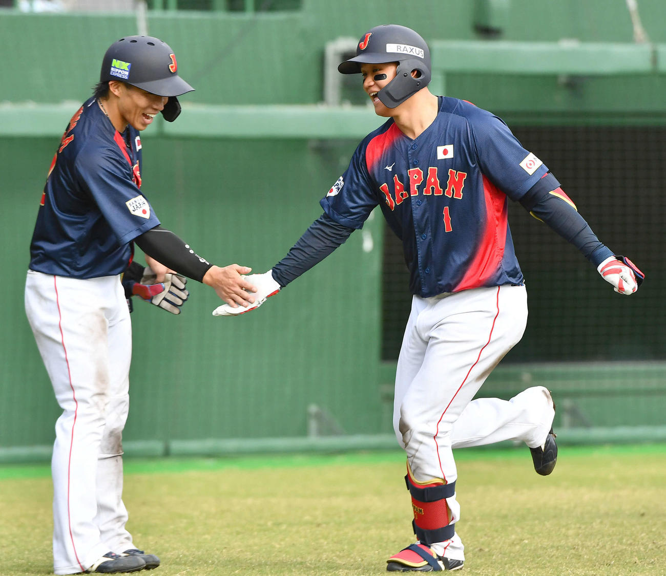 日本対広島　5回表日本2死二塁、左越え2点本塁打を放った森下（右）は野村と笑顔でタッチを交わす（撮影・岩下翔太）