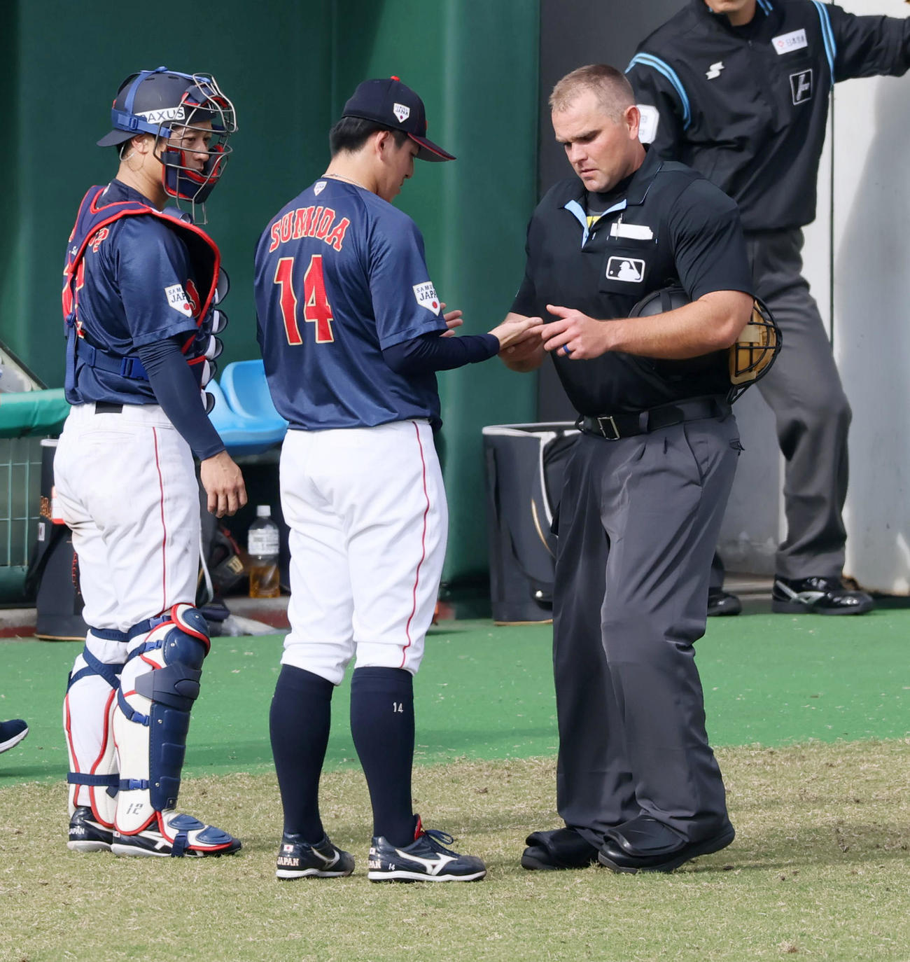 日本対広島　3回裏を終え球審から粘着物検査を受ける隅田（撮影・加藤哉）