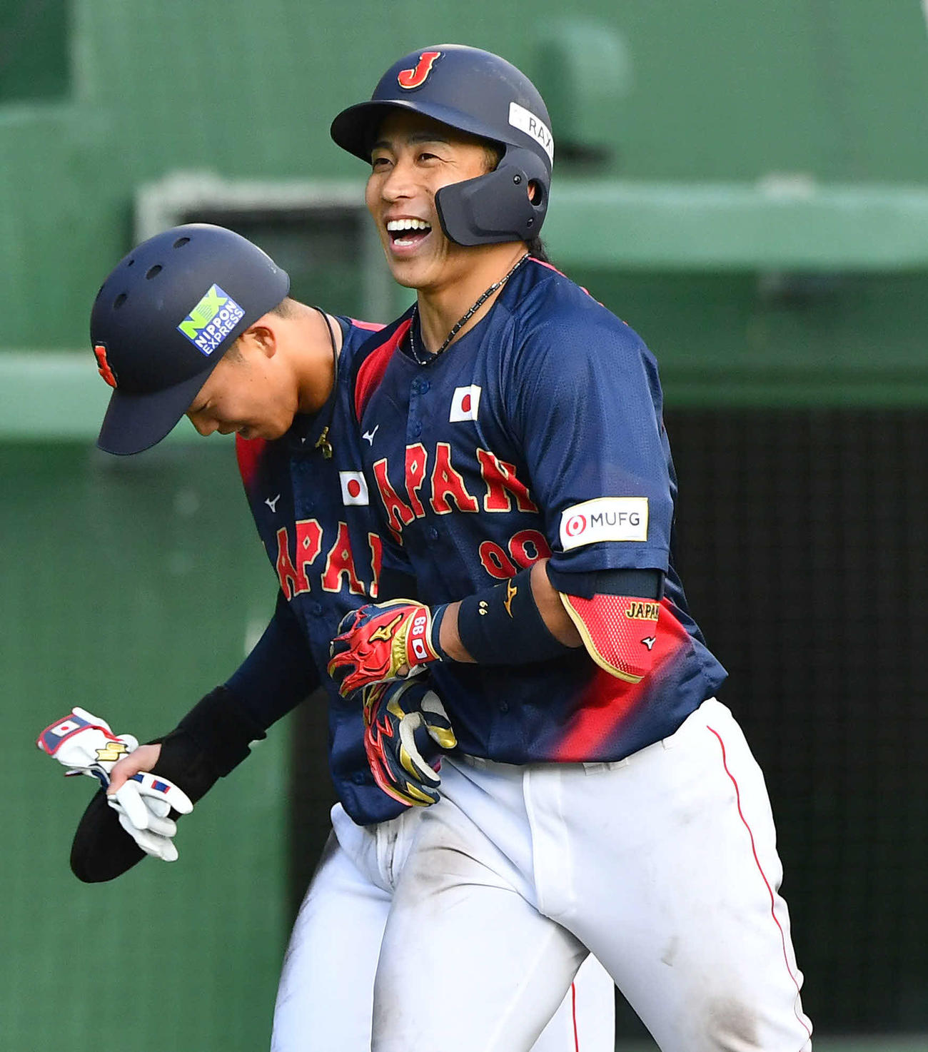 日本対広島　7回表日本無死一塁、左越え2点本塁打を放ち、笑顔を見せる野村（右）。左は岡林（撮影・岩下翔太）