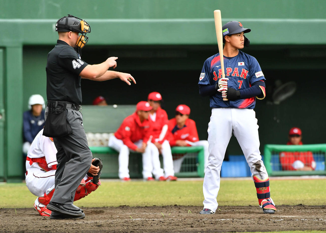 日本対広島　4回表日本2死一、二塁、ピッチクロック違反を宣告される西川（撮影・岩下翔太）