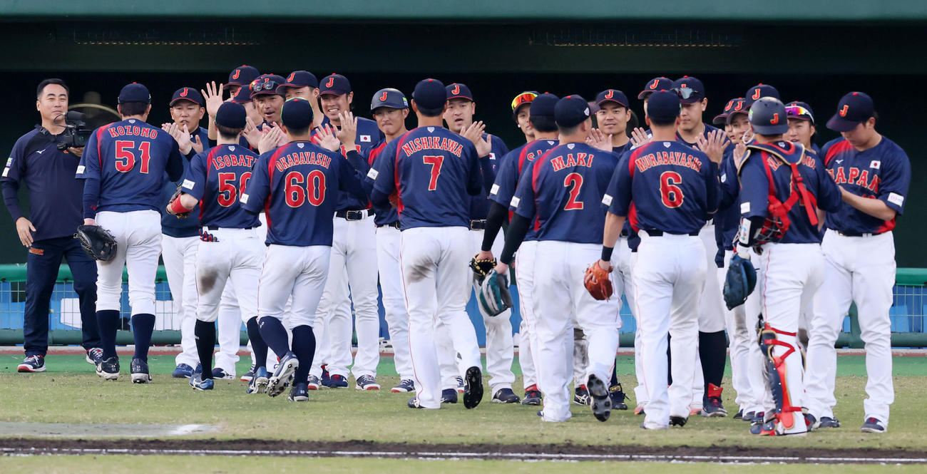 日本対広島　練習試合で広島に勝利しベンチ前でタッチする日本ナイン（撮影・加藤哉）