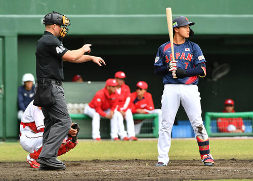 日本対広島　4回表日本2死一、二塁、ピッチクロック違反を宣告される西川（撮影・岩下翔太）