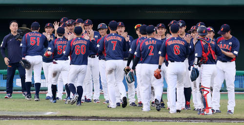 日本対広島　練習試合で広島に勝利しベンチ前でタッチする日本ナイン（撮影・加藤哉）