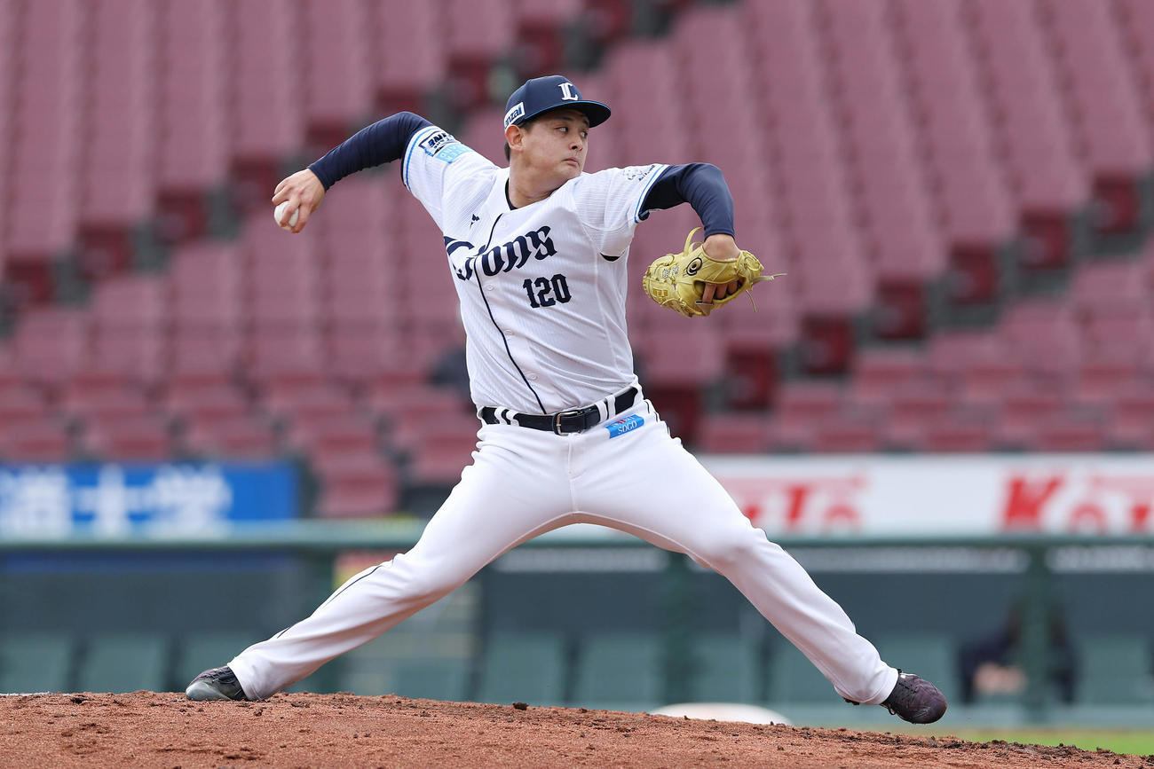 トライアウトで力投する西武育成・井上（撮影・前田充）