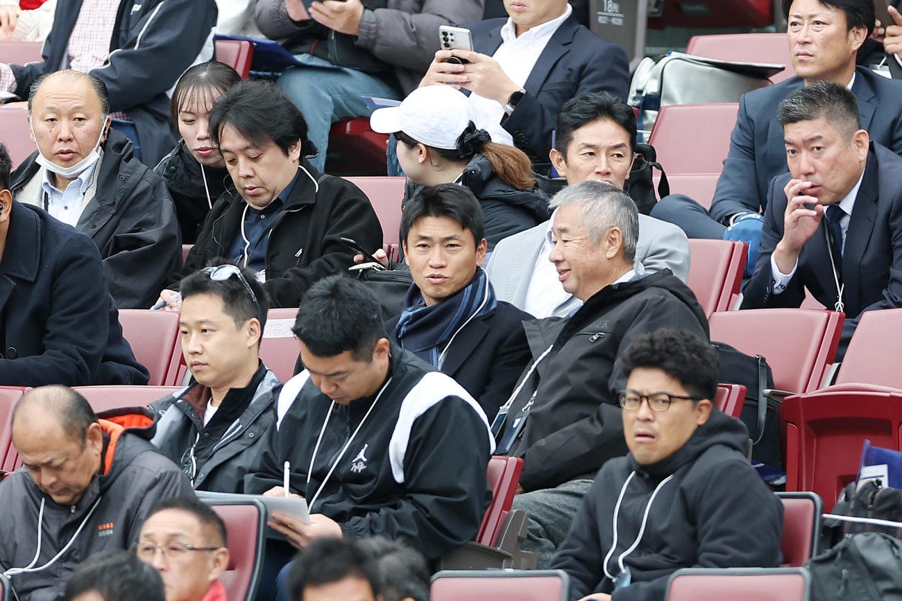 トライアウトを見守る球団関係者ら。中央はヤクルト青木GM特別補佐（撮影・前田充）