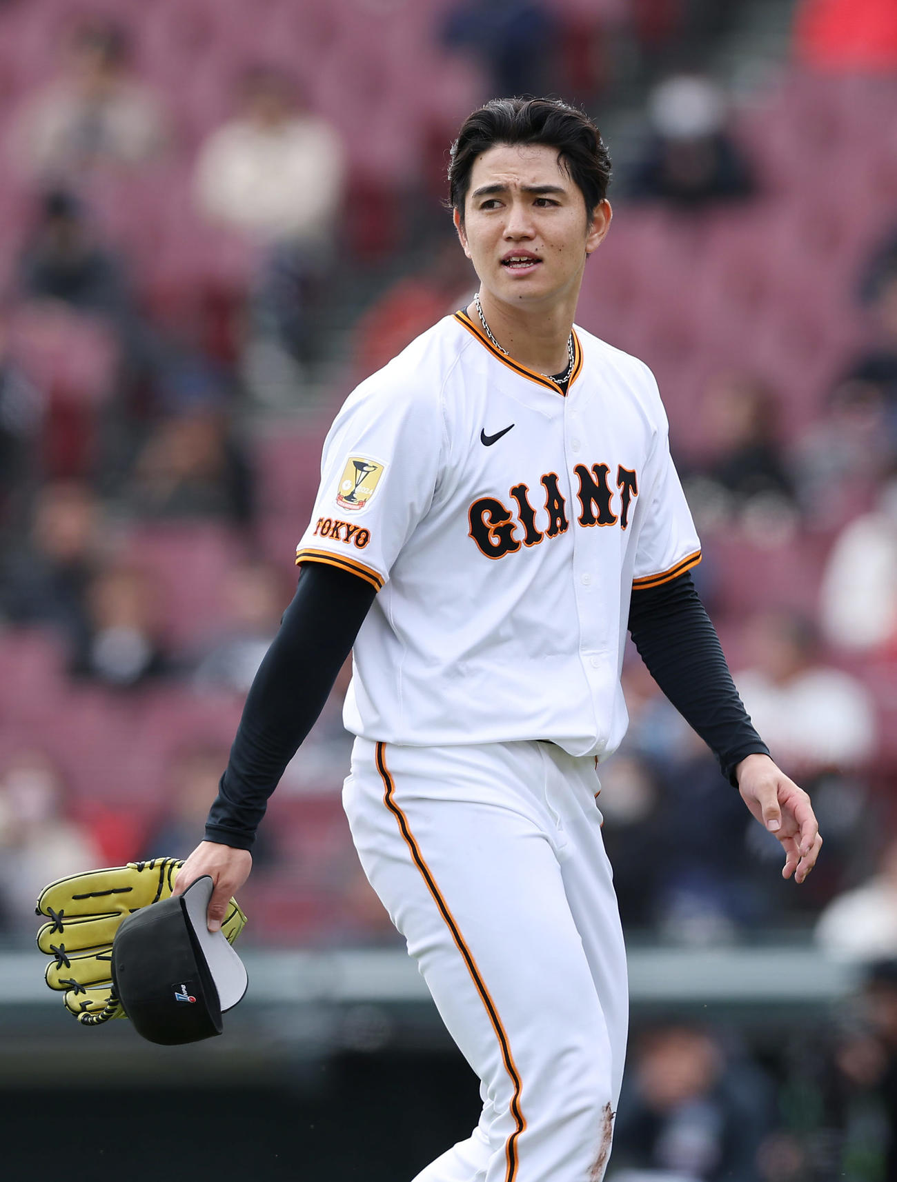 トライアウトでの投球を終えた巨人高橋（撮影・前田充）