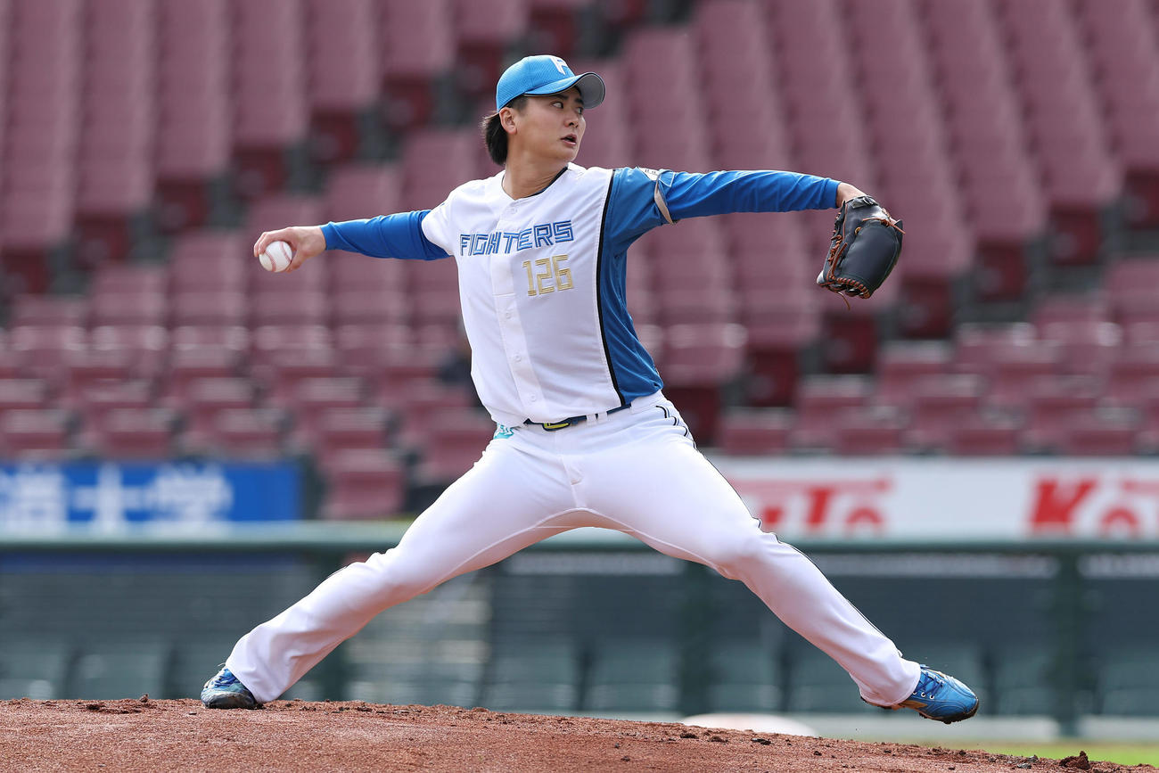 トライアウトで力投する日本ハム育成・中山（撮影・前田充）