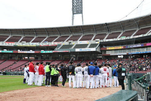 開始前、説明を聞くトライアウトに臨む選手たち(撮影・前田充)