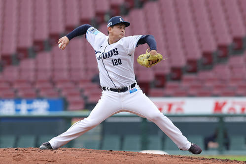 トライアウトで力投する西武育成・井上(撮影・前田充)
