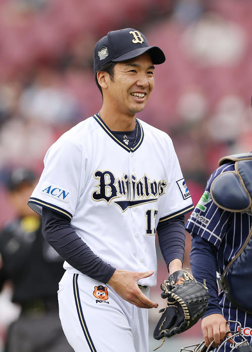 トライアウトでの投球を終え、笑顔を見せるオリックス育成・小野(撮影・前田充)