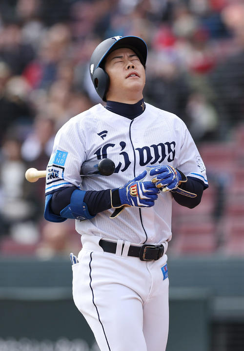 トライアウトの第1打席で空振り三振に倒れた西武松原(撮影・前田充)