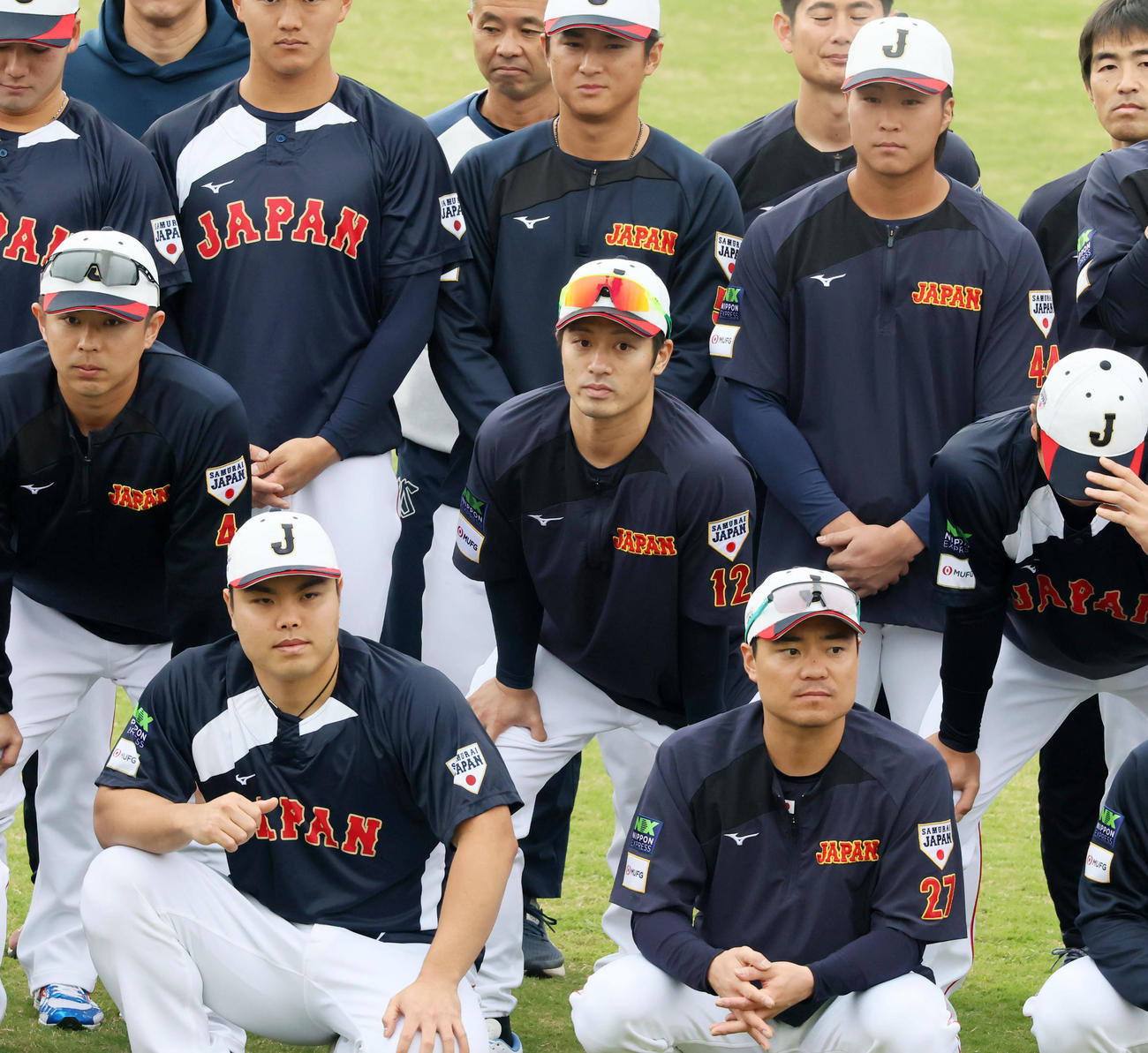 誕生日の坂本はナインと並んで記念写真に納まる（撮影・加藤哉）