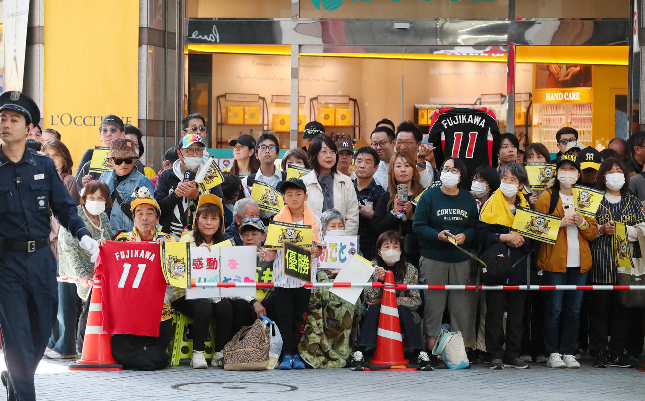 高知市内で阪神のセ・リーグ優勝記念パレードを待つファン（撮影・上山淳一）