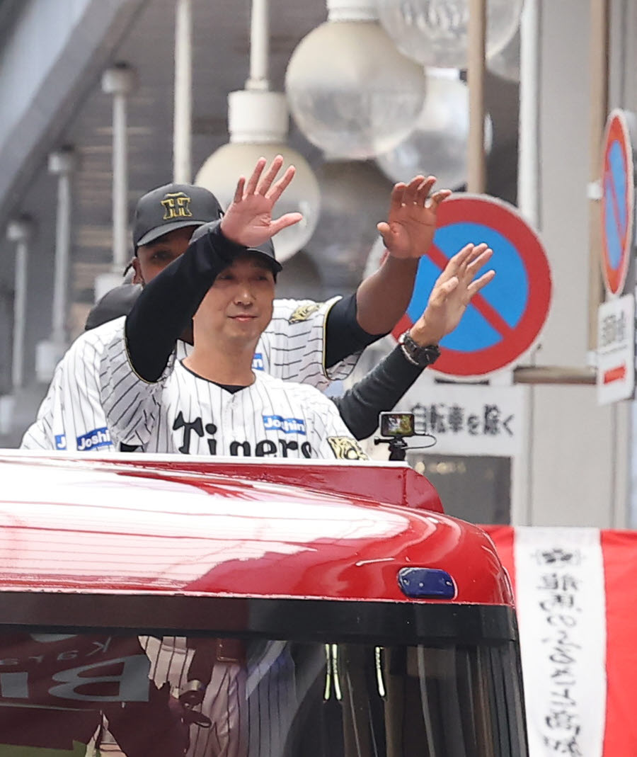 高知市内で行われた阪神タイガース優勝パレードでファンに手を振る藤川監督（撮影・上田博志