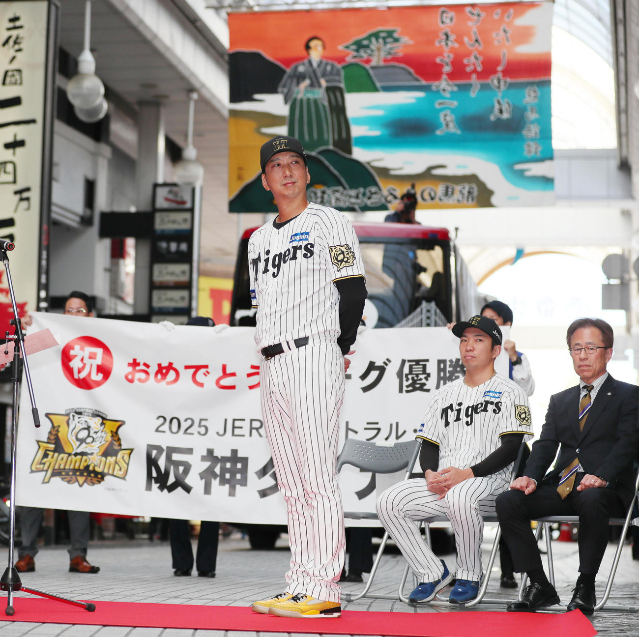 阪神セ・リーグ優勝の表彰を受ける、左から藤川監督、石井、粟井球団社長（撮影・上山淳一）