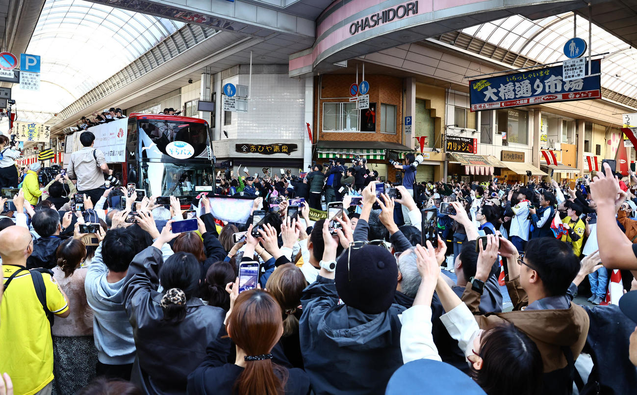 高知市内で行われた阪神タイガース優勝パレードで大勢のファンに手を振る藤川監督（右）ら阪神ナインと関係者（撮影・上田博志）