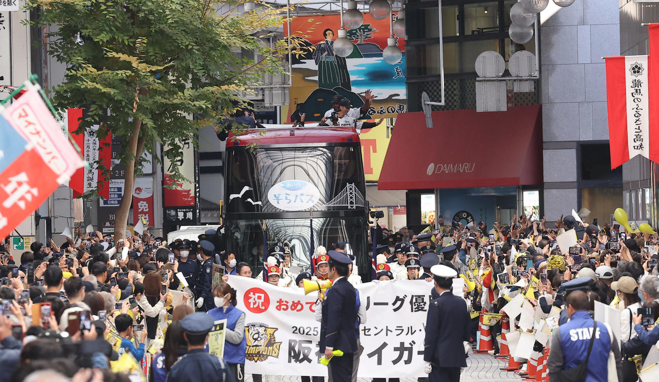 高知市内で行われた阪神タイガース優勝パレードで大勢のファンに手を振る藤川監督（右）（撮影・上田博志）
