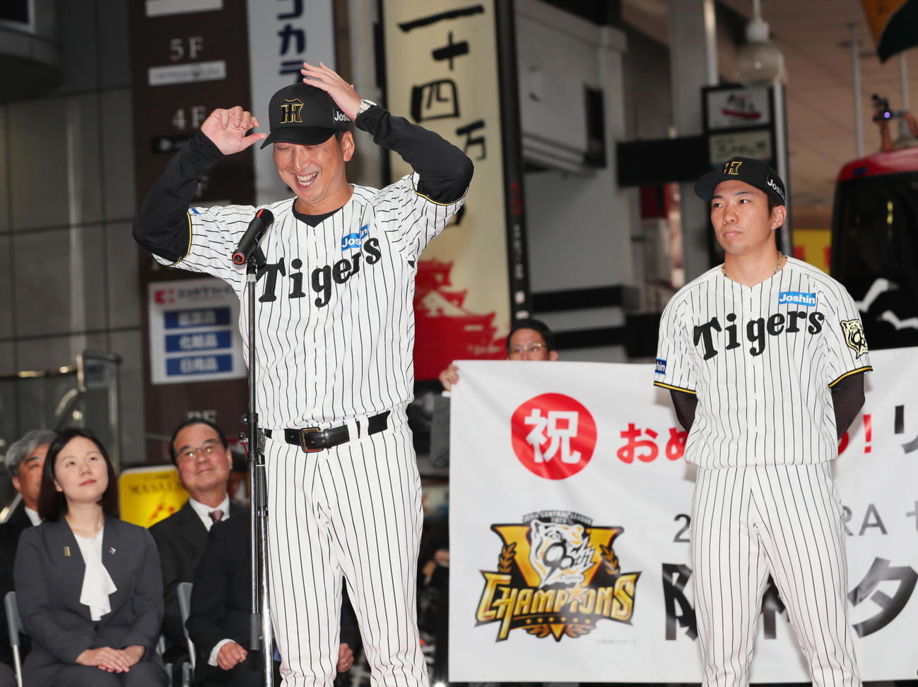 阪神セ・リーグ優勝記念パレードのあいさつで言葉を詰まらし笑顔を見せる藤川監督。右は石井（撮影・上山淳一）