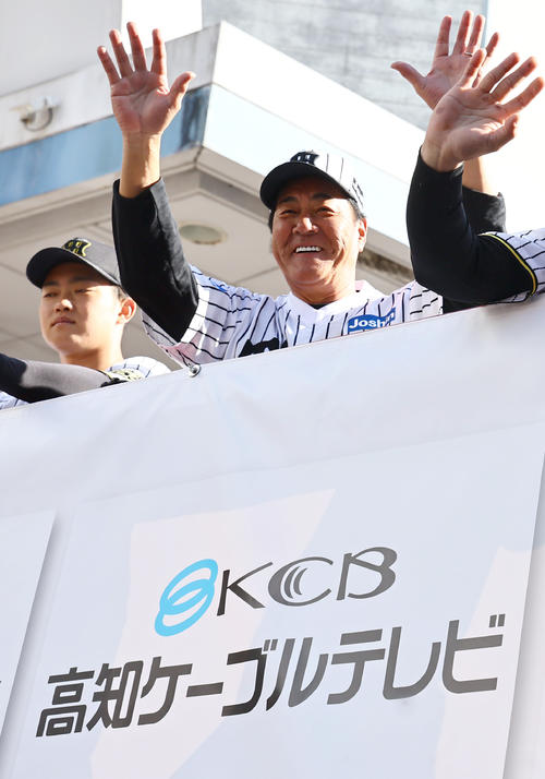 阪神】高知市で優勝パレード 藤川監督、石井大智ら9選手参加 江本孟紀