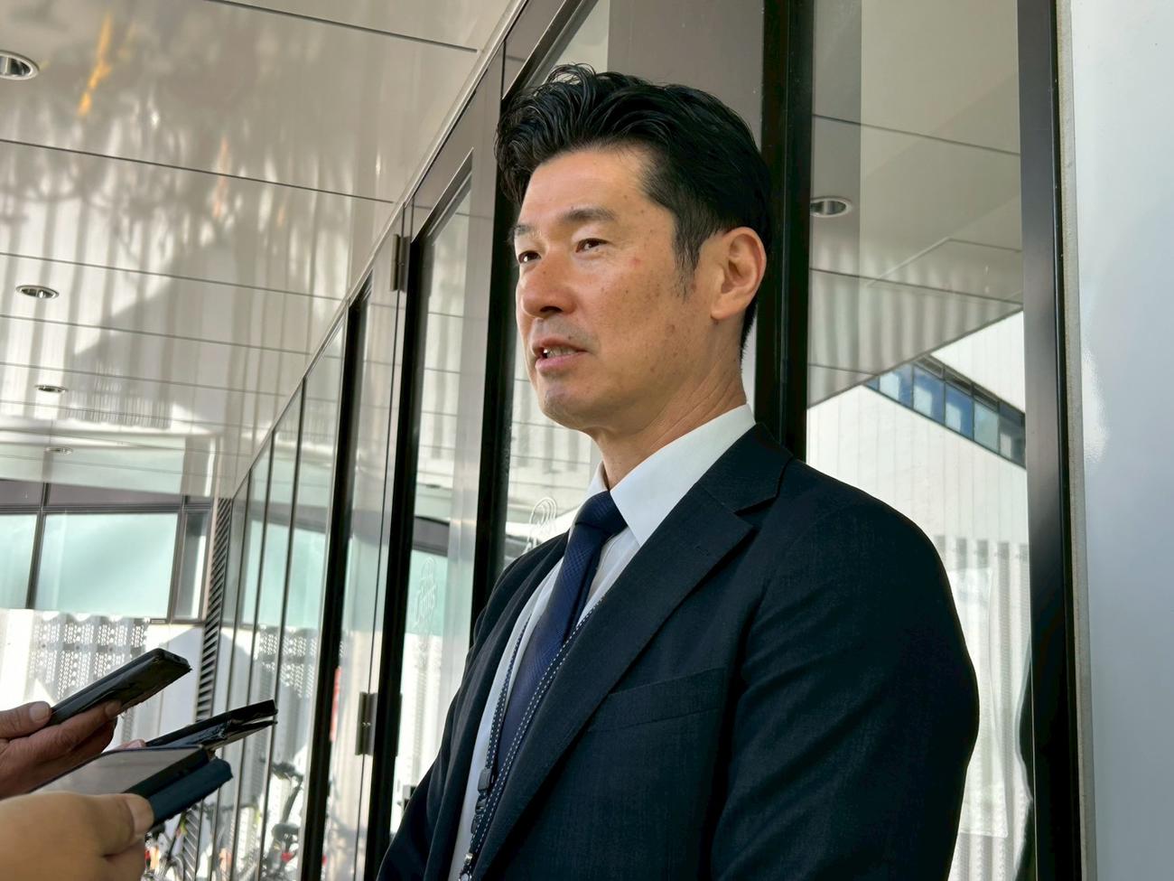 今井へのポスティングシステム容認決定を受け、報道対応する西武広池本部長