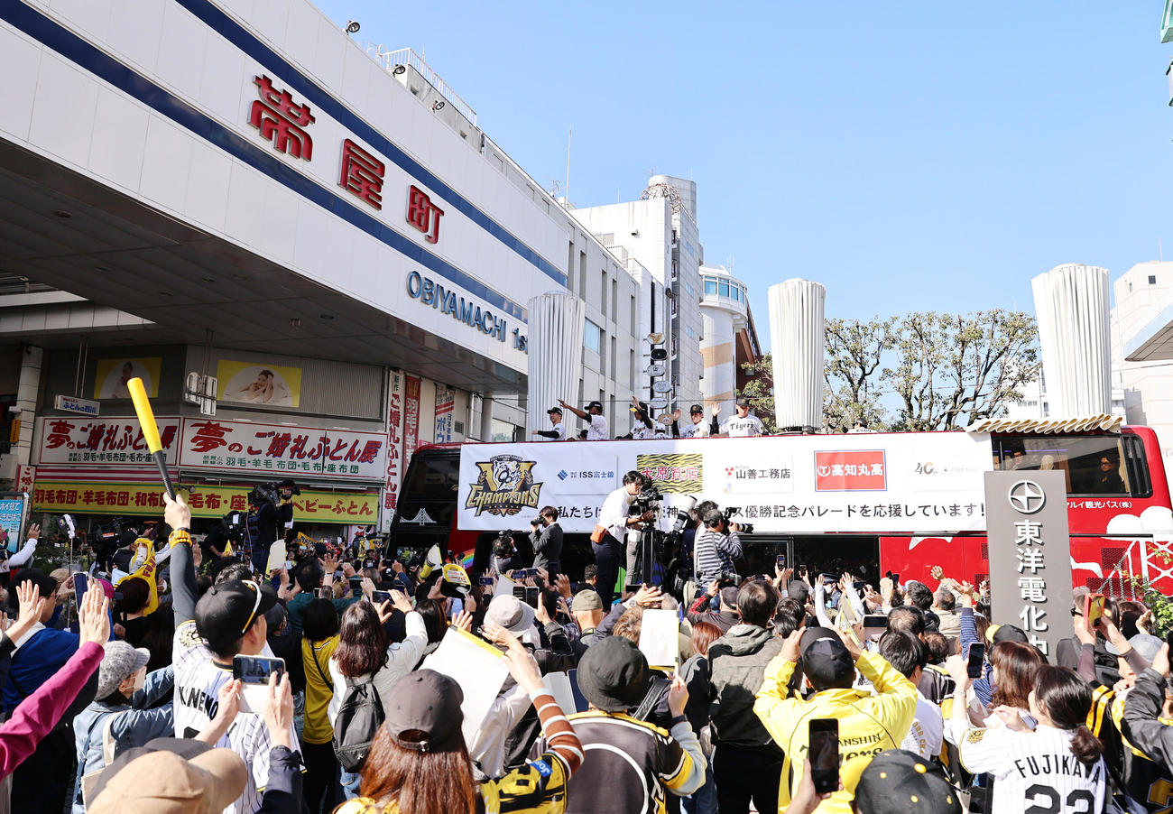 高知市内でセ・リーグ優勝記念パレードを行う阪神藤川監督と選手たち（撮影・上山淳一）