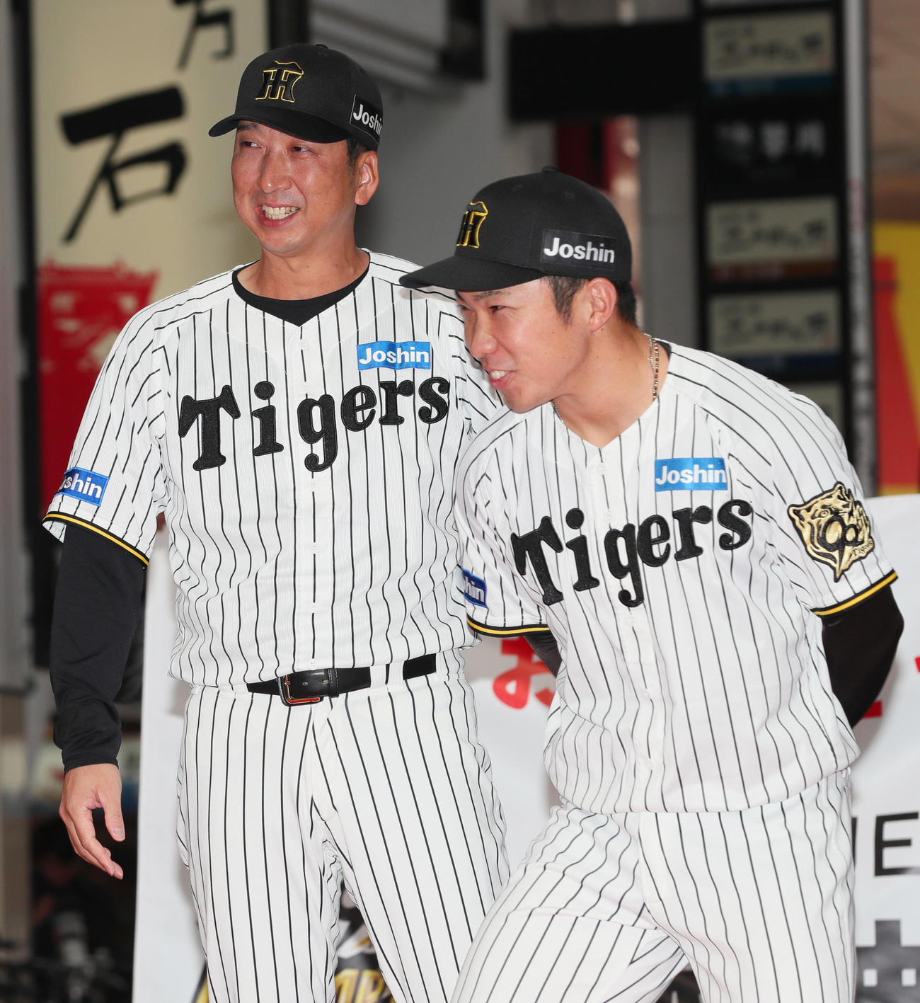 阪神セ・リーグ優勝記念パレードのあいさつで言葉を詰まらした藤川監督（左）は石井にスピーチを交代してもらう（撮影・上山淳一）