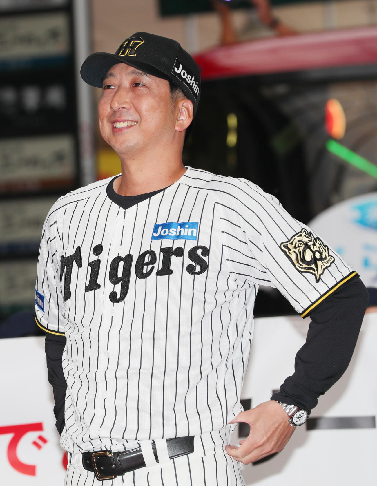 阪神セ・リーグ優勝記念パレードのあいさつで言葉を詰まらした藤川監督は石井にスピーチを交代してもらう（撮影・上山淳一）