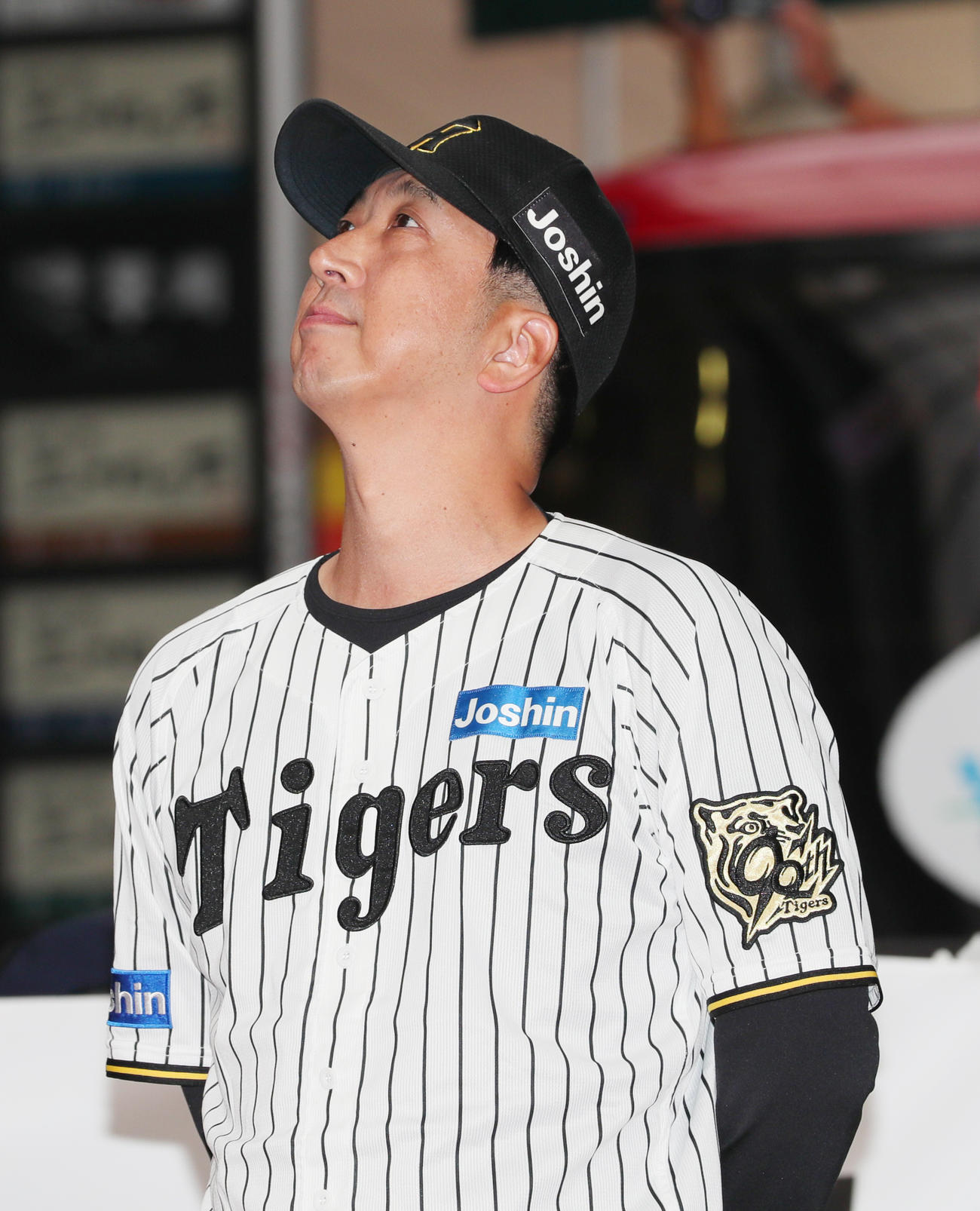 阪神セ・リーグ優勝記念パレードのあいさつで言葉を詰まらした藤川監督（撮影・上山淳一）