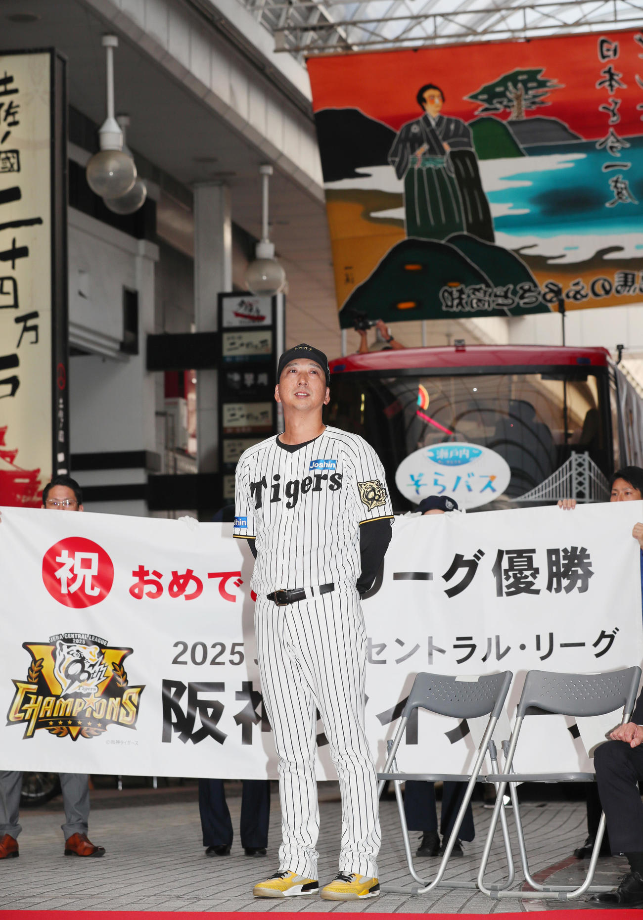 阪神セ・リーグ優勝記念パレードのあいさつで言葉を詰まらした藤川監督（撮影・上山淳一）