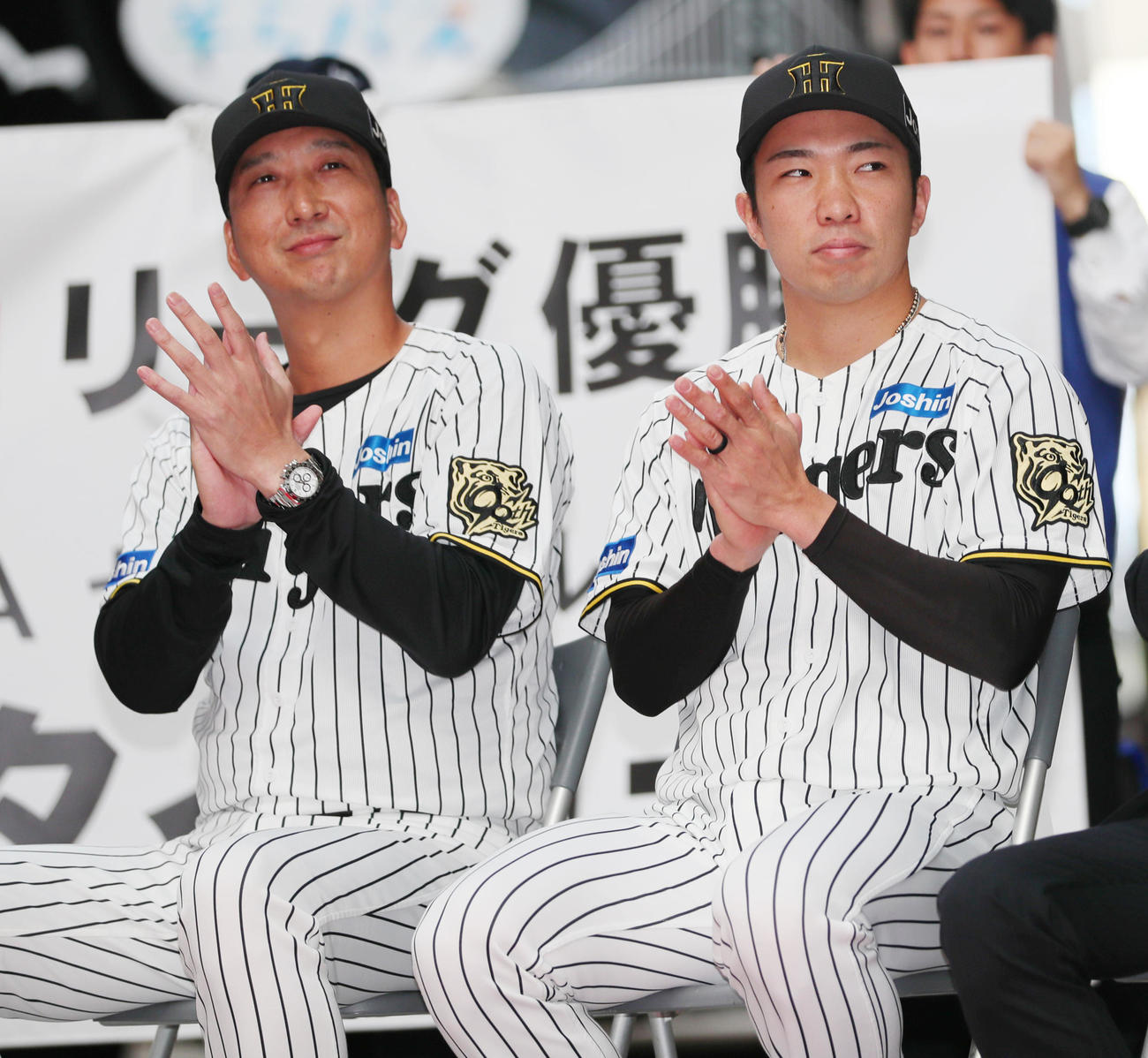高知県スポーツ顕彰受賞の阪神石井（右）と阪神セ・リーグ優勝の表彰を受ける藤川監督（撮影・上山淳一）