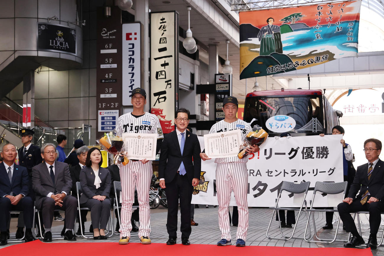 高知県スポーツ顕彰受賞の阪神石井（右）と阪神セ・リーグ優勝の表彰を受ける藤川監督。中央は高知県知事の浜田氏（撮影・上山淳一）