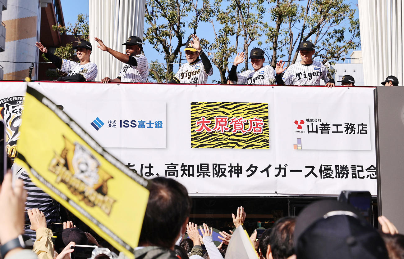 高知市内でセ・リーグ優勝記念パレードを行う、左から藤川監督、ドリス、阪神OBの江本氏、高寺、早川（撮影・上山淳一）