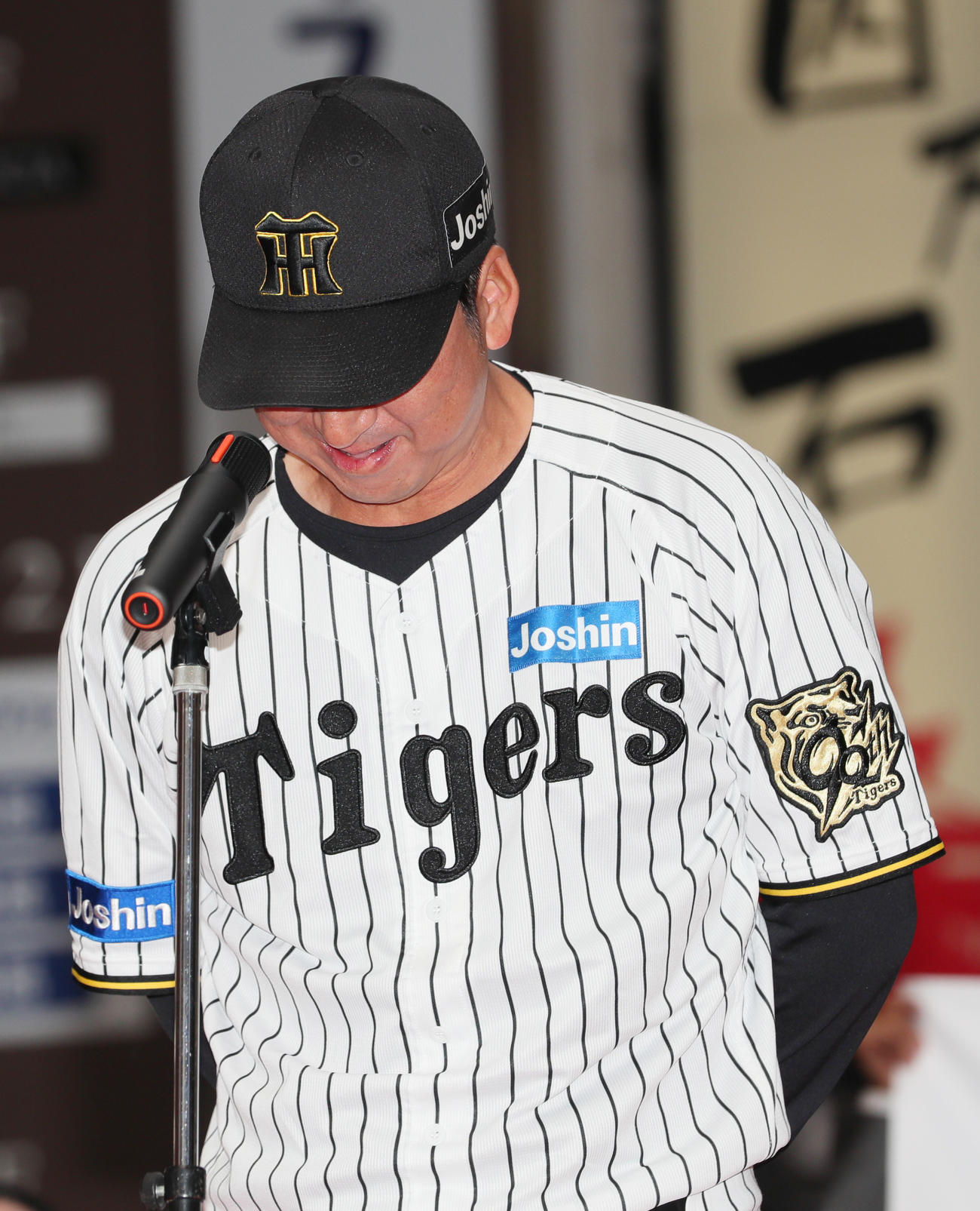 阪神セ・リーグ優勝記念パレードのあいさつで言葉を詰まらす藤川監督（撮影・上山淳一）