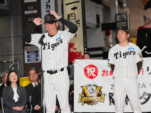 阪神】高知市で優勝記念パレード 地元出身の藤川球児監督は出発前の