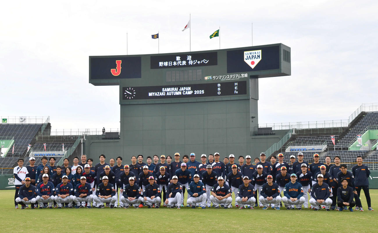 集合写真に納まる日本代表ナイン（撮影・岩下翔太）