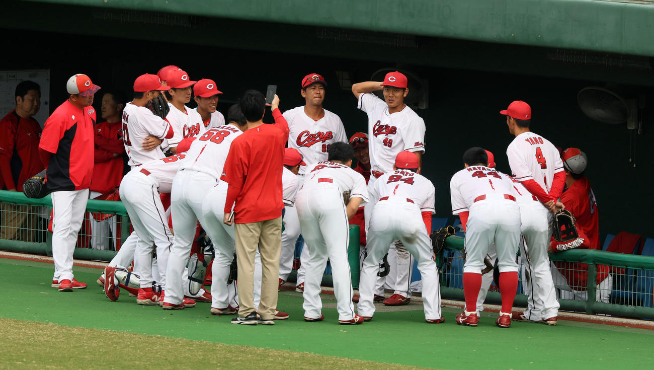 日本対広島　試合前円陣を組む広島ナイン（撮影・加藤哉）