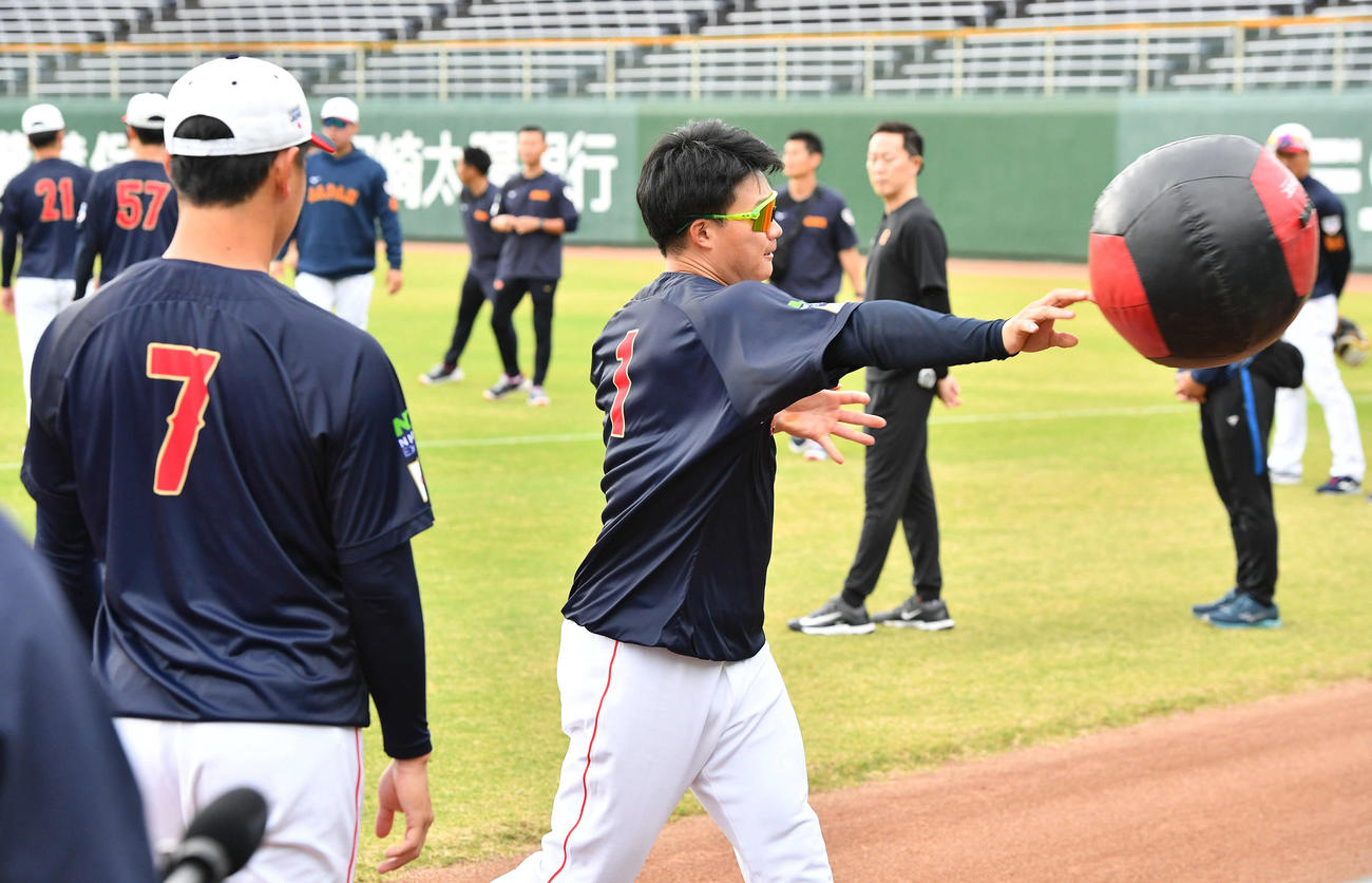 西川（左）にメディシンボールの投げ方を教える森下（撮影・岩下翔太）