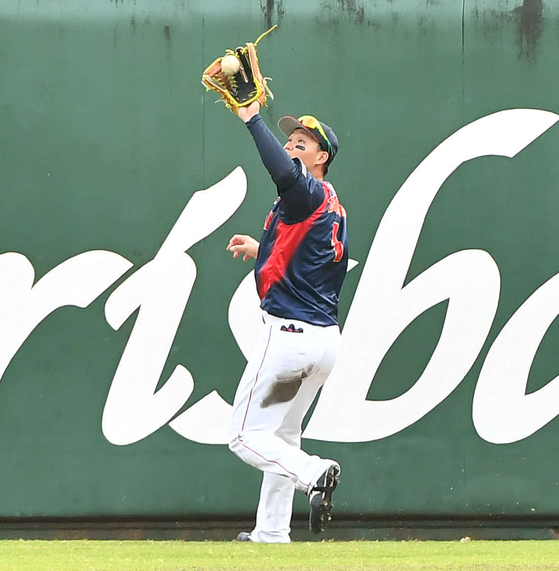 日本対広島　2回裏広島無死、渡辺の中飛を捕球する森下（撮影・岩下翔太）