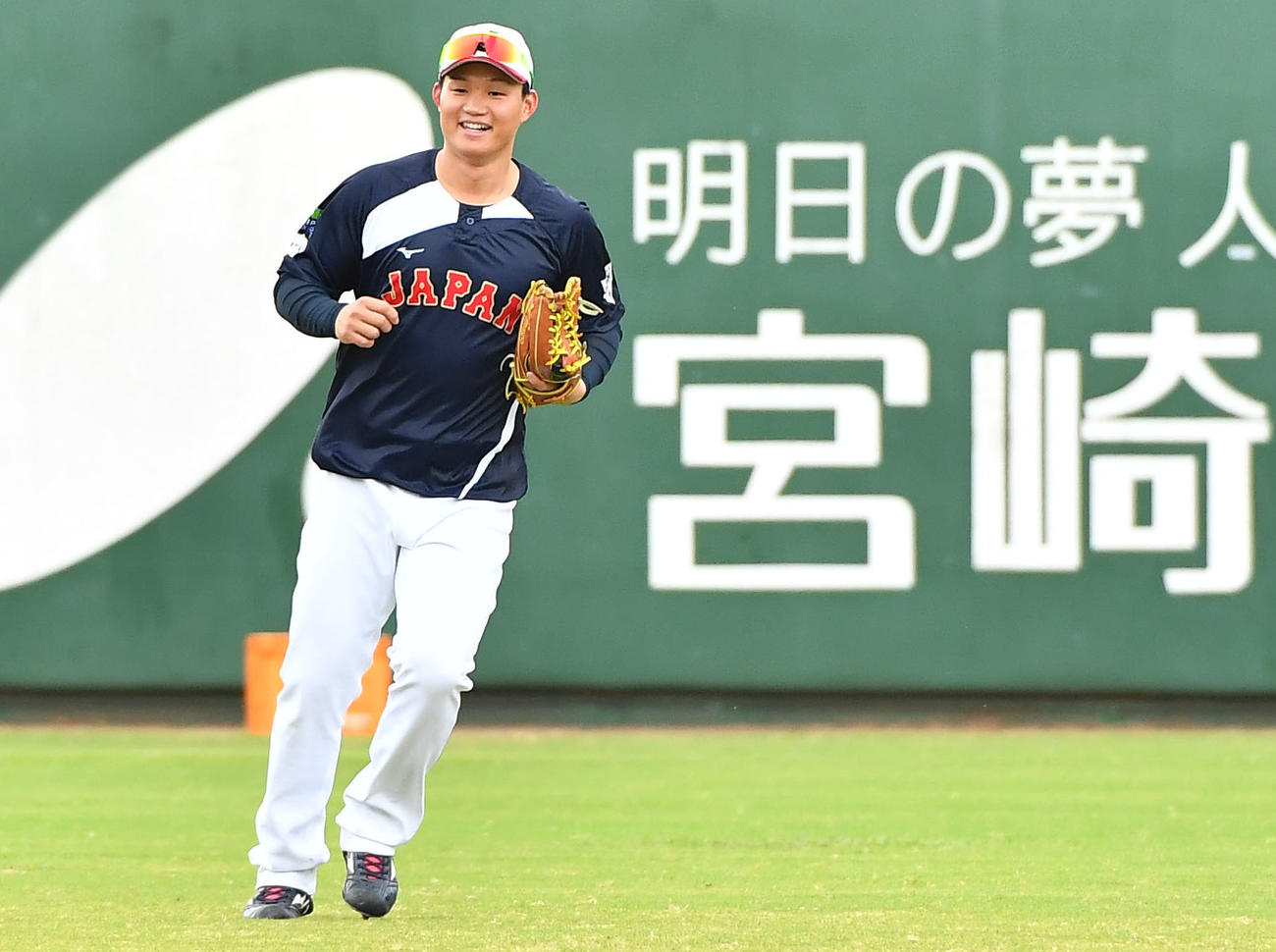 中堅で守備練習を行う森下（撮影・岩下翔太）