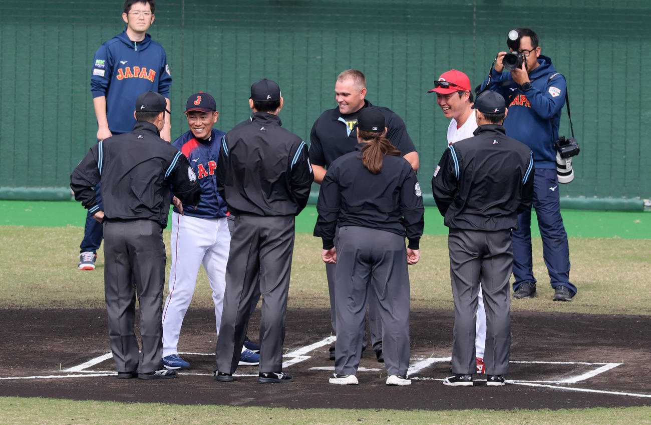 日本対広島　メンバ表交換で握手する井端監督（左）と広島新井監督（撮影・加藤哉）