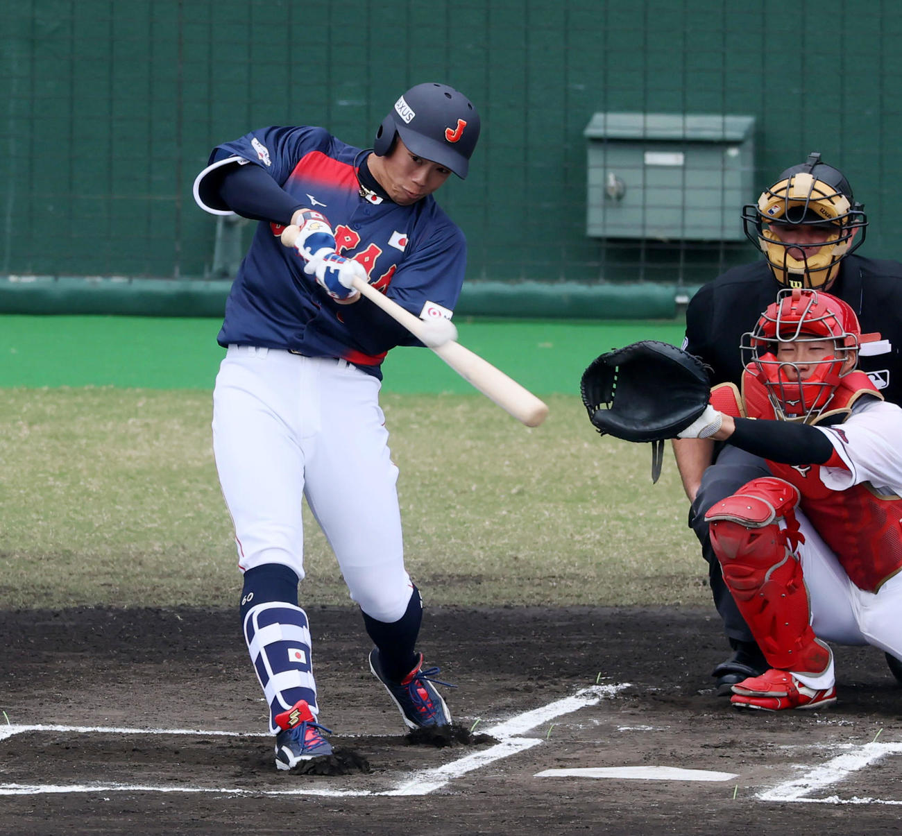 日本対広島　1回表日本無死、岡林は右越え二塁打を放つ（撮影・加藤哉）